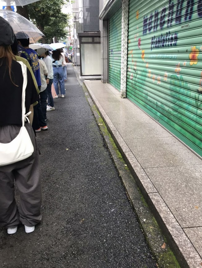 資さんうどんに並ぶ人の列