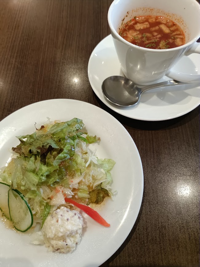 スープはミネストローネ風。レタスのサラダには手前にポテトサラダが乗っている。