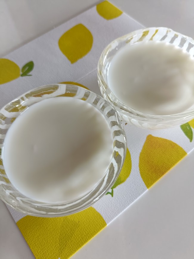 小さいガラスの器２つにカスピ海ヨーグルトの種菌と牛乳が入っている