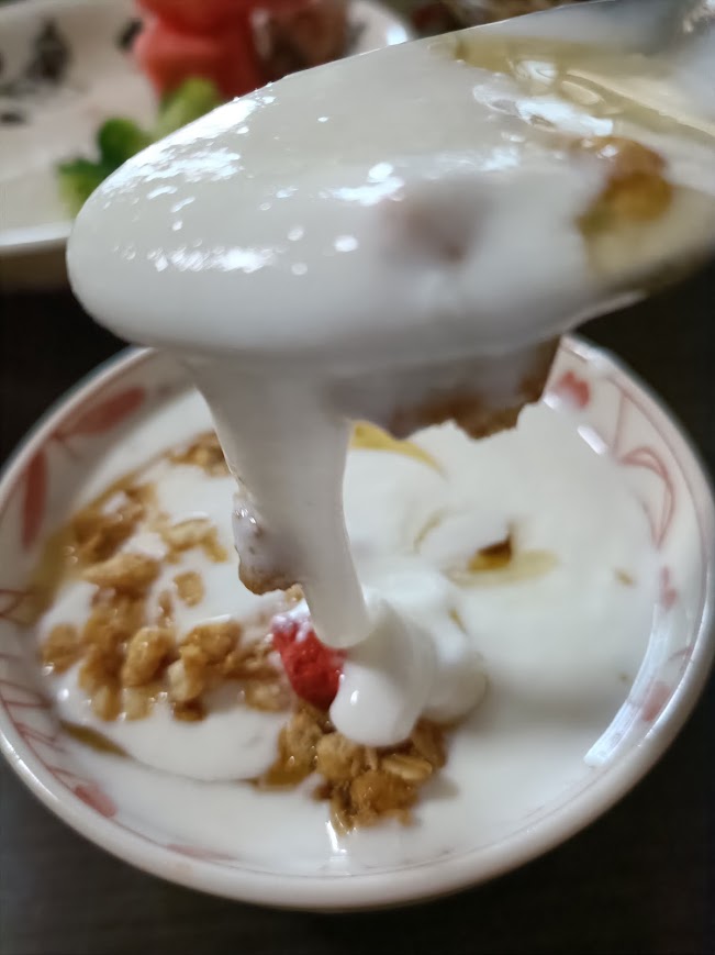 ヨーグルトをスプーンですくってみたところ、トローリ粘りがあります
