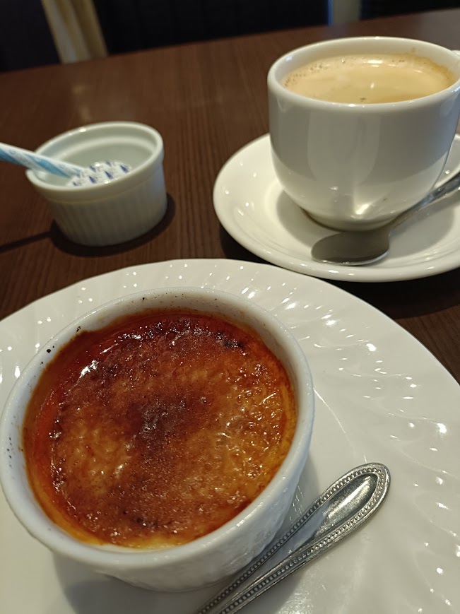 珈琲とデザートのカタラーナ。白い器で表面がブリュレ