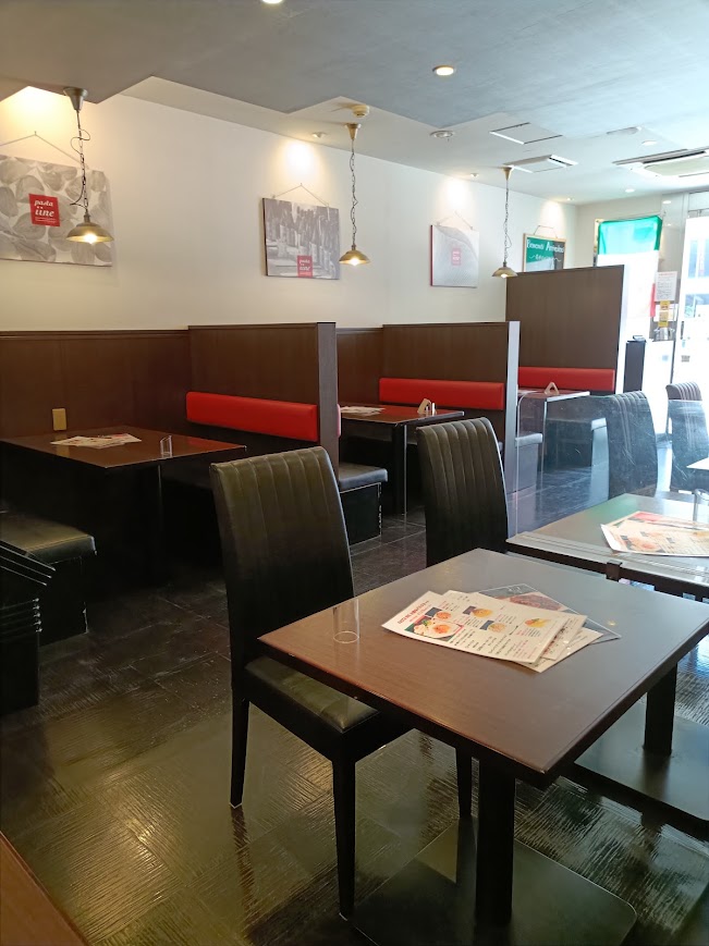 パスタイイネの内装。手前はテーブル席。4人掛けのボックス席になっている